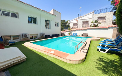 Resale - Villa -
Dehesa de Campoamor
