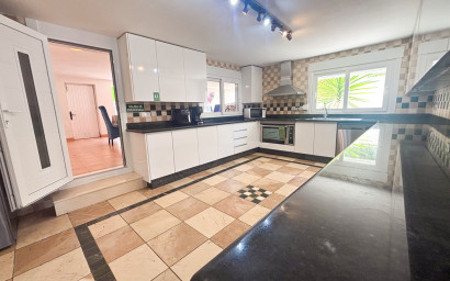 Resale - Villa -
Dehesa de Campoamor