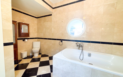 Resale - Villa -
Dehesa de Campoamor