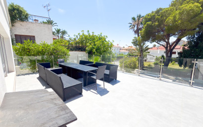 Resale - Villa -
Dehesa de Campoamor
