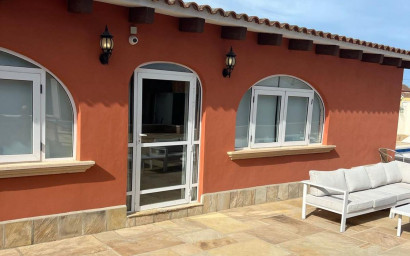 Resale - Villa -
Heredades