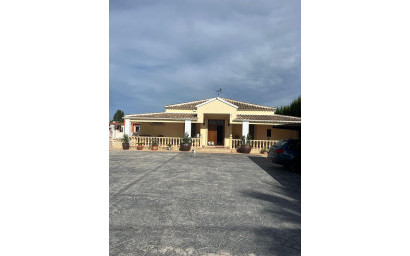 Resale - Villa -
Heredades