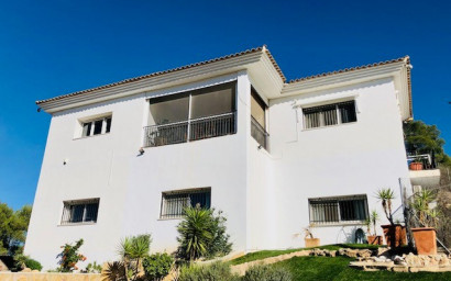 Resale - Villa -
Villena