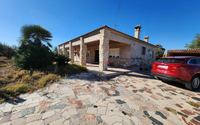 Resale - Villa -
Novelda